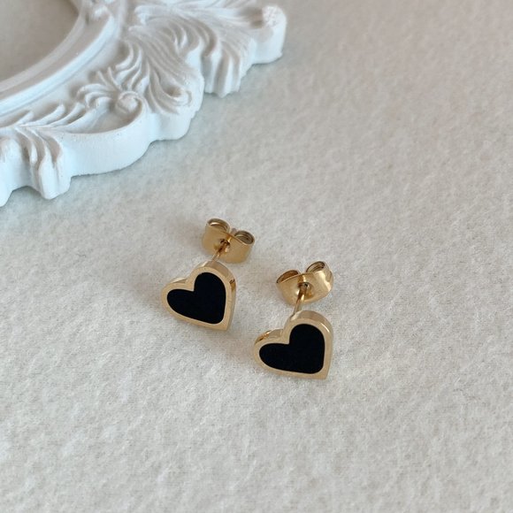 [14K Gold Plated] Black Heart Shaped Stud Earrings - Picture 7 of 9